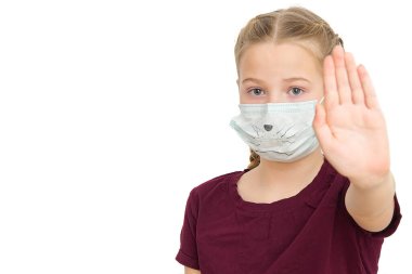 Coronavirus için dur de. Kız gösterisi, Corona virüsünü durdurmak için el kol hareketi. Hayatımızda koronavirüs yok. kopyalama alanı. Tıbbi maskeli kız ffp1