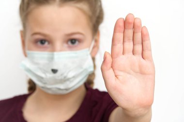 Coronavirus için dur de. Kız gösterisi, Corona virüsünü durdurmak için el kol hareketi. Hayatımızda koronavirüs yok. kopyalama alanı. Tıbbi maskeli kız ffp1