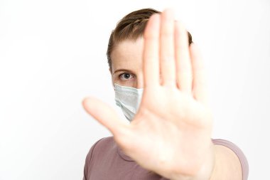 Coronavirus için dur de. Beaterfull Woman, Corona virüsünü durdurmak için el ele gösteri yapıyor. Hayatımızda koronavirüs yok. kopyalama alanı. Tıbbi maskeli kadın ffp1. virüs koruma konsepti.
