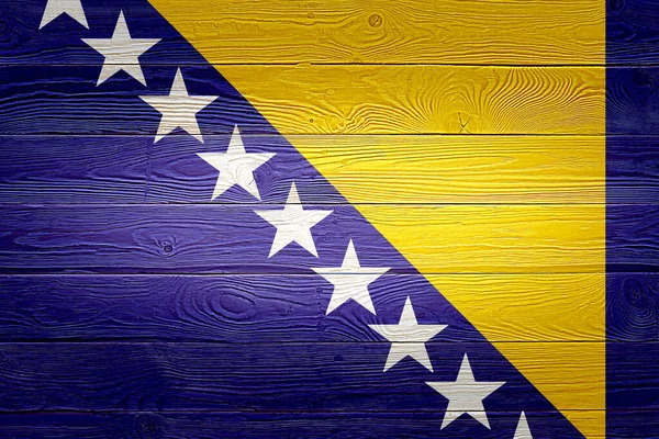 보스니아 헤르체고비나의 깃발은 오래 된 나무 널빤지 배경 위에 그려졌다. 자연광의 목재 질감을 닦는다. 보스니아헤르체고비나의 목 질기. — 스톡 사진