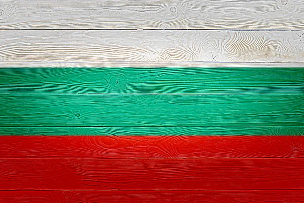 불가리아의 국기는 오래 된 나무 널빤지 배경 위에 그려졌다. 자연광 매듭 이 있는 나무 도마 질감을 닦았다. 불가리아의 목조 질감 배경 깃발. — 스톡 사진