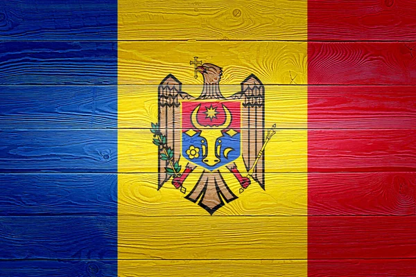 Bandera de Moldavia pintada sobre fondo de madera vieja. Textura de tablero de madera anudada luz natural cepillada. Bandera de fondo de textura de madera de Moldova . — Foto de Stock