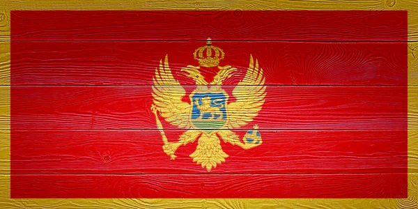 Montenegro flagga målad på gamla trä planka bakgrund. Borstad naturlig knuten träskiva konsistens. Trä struktur bakgrund flagga Montenegro. — Stockfoto