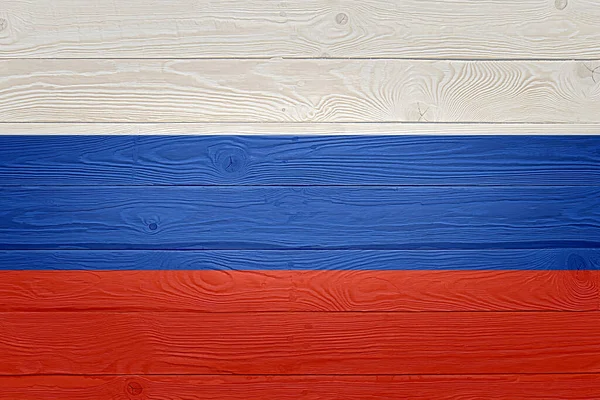 러시아 국기는 오래 된 나무 널빤지 배경에 칠해 놓았다. 자연광 매듭 이 있는 나무 도마 질감을 닦았다. 러시아의 목조 질감 배경 깃발. — 스톡 사진