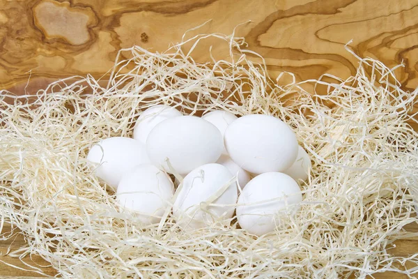 白い卵で巣 メンズハンドは巣から鶏の卵を — ストック写真