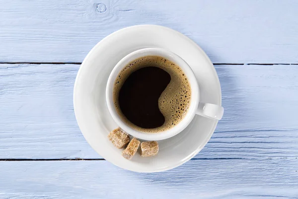 Cangkir Kopi Putih Pemandangan Atas Meja Kayu Tua Aromatic Coffee — Stok Foto