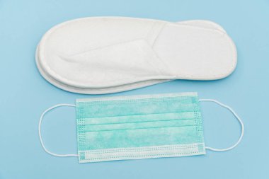 Yüz kalkanı, FFP1 NR seviyesi. Bakterilere karşı koruma, COVID-19, virüsler, koronavirüs. Tıbbi yüz maskesi N95 açık mavi üzerinde izole edilmiş.