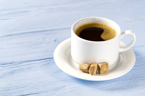 Sudut pandang gelas kopi putih di meja kayu tua. Aromatic coffee drink in white cup on light blue wood table — Stok Foto