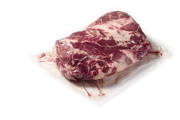 Pedaço de carne fresca de porco no vácuo embalado. Vácuo embalado carne fresca crua pescoço de porco isolado em branco — Fotografia de Stock
