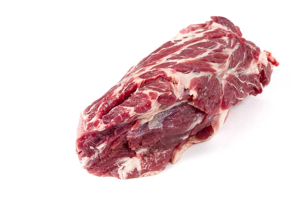 Carne fresca crua de porco no pescoço isolada sobre fundo branco. Barriga de porco em um fundo branco. Pescoço de porco cru desossado, close-up, isolado . — Fotografia de Stock