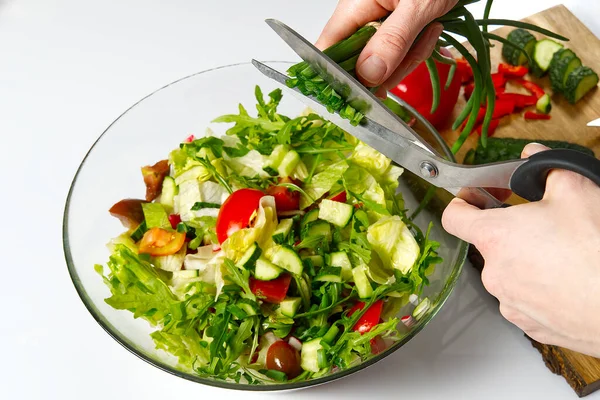 La ensalada de hortalizas frescas en el plato a la mesa. tazón de ensalada con verduras y verduras en la mesa blanca. Las mujeres preparando ensalada de verduras de cerca tiro. Cocina doméstica. Comida vegetariana . —  Fotos de Stock