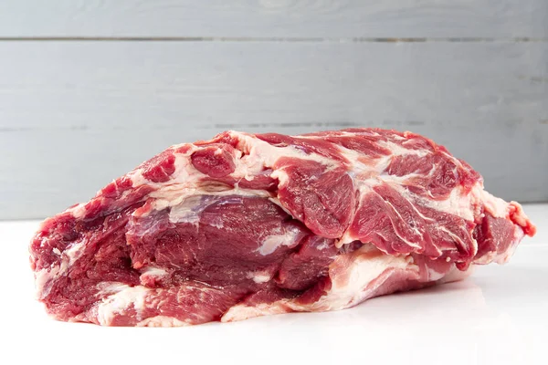 Carne fresca crua de porco no pescoço isolada sobre fundo branco. Barriga de porco em um fundo branco. Pescoço de porco cru desossado, close-up, isolado . — Fotografia de Stock