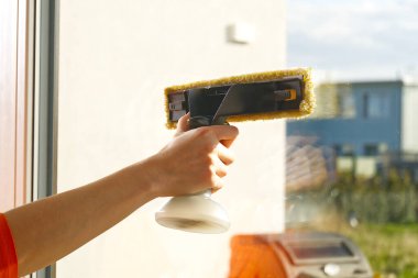 Kirli bir pencerenin bahar temizliği. Yurtiçi evlerde cam silme servisi. Kadın pencere temizleme hizmeti veriyor. Temizlik hizmeti kavramı