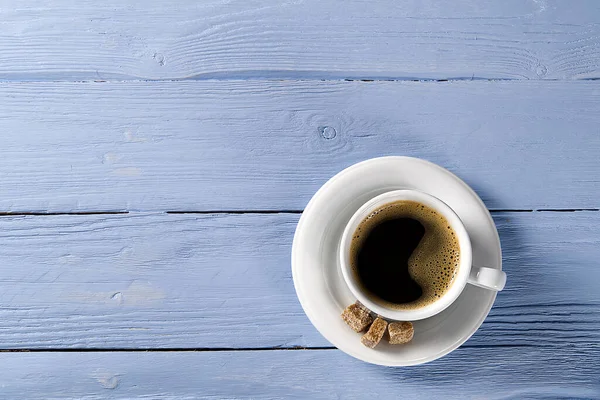Cangkir kopi putih pemandangan atas di meja kayu tua. Aromatic coffee drink in white cup on light blue wood table — Stok Foto