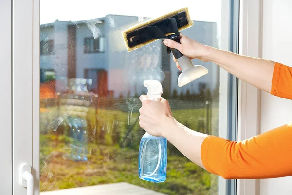 Весеннее мытье грязного окна. обслуживание для мытья окон в бытовых домах. Женщина предоставляет услуги по чистке окон. Концепция услуги уборки — стоковое фото