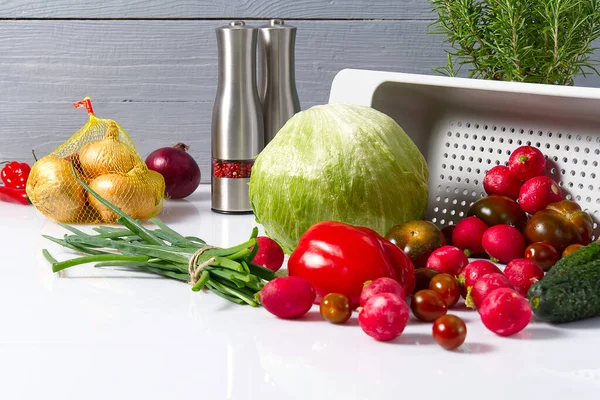 Πολύχρωμο σχέδιο συστατικά σαλάτα από τοματίνια, ντομάτες, δεντρολίβανο, αγγούρι, κρεμμύδι, πιπεριά τσίλι, ραπανάκι στον κήπο και πάπρικα σε λευκό φόντο. Αρχική έννοια μαγειρικής. — Φωτογραφία Αρχείου