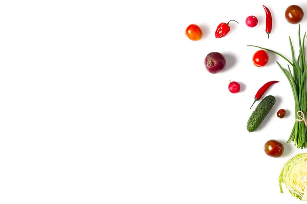 Πολύχρωμο σχέδιο συστατικά σαλάτα από τοματίνια, ντομάτες, δεντρολίβανο, αγγούρι, κρεμμύδι, πιπεριά τσίλι, ραπανάκι στον κήπο και πάπρικα σε λευκό φόντο. Έννοια μαγειρικής. — Φωτογραφία Αρχείου