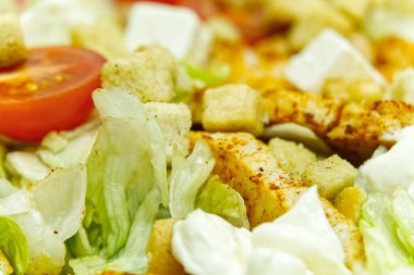 Tavuklu Sezar Salatası, Ev yapımı Ançüezli Soslar, Kızarmış ekmekler, Domatesler, Yakın Yeşiller. Doğal Karanlık Taş Üzerine Güzel Zarafet Cesar Namazı ve Yapraklar