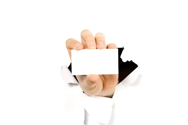 Hombre mano sosteniendo blanco tarjeta de visita a través de agujero en la pared o papel blanco roto. maqueta — Foto de Stock