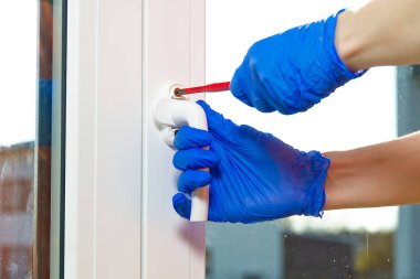Pencere kollarını tamir eden kadınlar. Kendin yap konsepti. kadın ev servisi kavramı