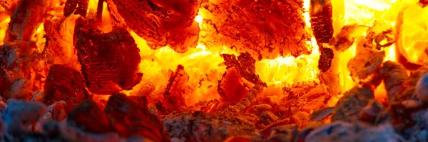 Charbons chauds rouges dans un haut fourneau pour la fusion des métaux. industrie métallurgique et de transformation. Charbons rouges provenant d'un feu de bois brûlé. panoramique — Photo