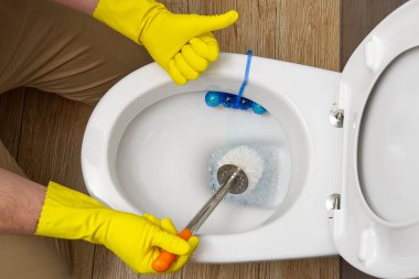 WC 'yi temizleyen. Tuvalette temizlikçi olarak çalışıyorum. Temizlik ve temizlik için tuvaleti fırçala. Tuvalet temizleme kabı. Temizlik hizmeti kavramı
