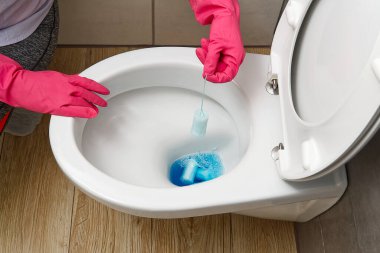 Yabancı nesneleri, hijyenik pedleri, tamponları, kağıdı, plastiği tuvalete atmayın. Tuvalet kapağı tıkanmış.
