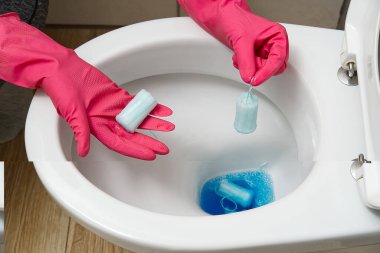 Yabancı nesneleri, hijyenik pedleri, tamponları, kağıdı, plastiği tuvalete atmayın. Tuvalet kapağı tıkanmış.