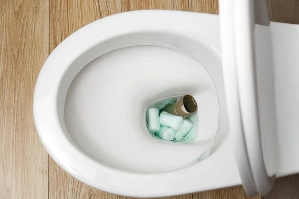 Μην πετάτε ξένα αντικείμενα, σερβιέτες, ταμπόν, χαρτί, πλαστικό στην τουαλέτα. Κοντινό πλάνο λεκάνης τουαλέτας βουλωμένου — Φωτογραφία Αρχείου