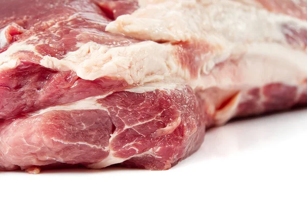 Νωπό ωμό χοιρινό κρέας λαιμού απομονωμένο σε λευκό φόντο. Χοιρινή κοιλιά σε λευκό φόντο. Ακατέργαστο χοιρινό λαιμό χωρίς κόκαλα, κοντινό πλάνο, απομονωμένο. — Φωτογραφία Αρχείου