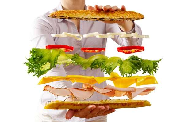 Vliegende sandwich. Vliegende lagen sandwich. Goed geroosterde patty, ham, kaas en groenten tussen twee helften van een. Amerikaans ontbijt food concept. — Stockfoto