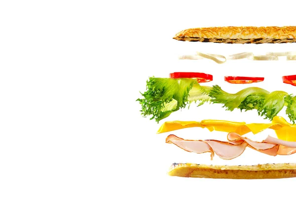 Літаючий бутерброд. Літаючі шари бутерброду. Що ж, смажена латка, Хам, сир і овочі між двома половинами. Американський фаст-фуд. — стокове фото