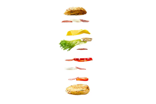 Sándwich volador. Capas voladoras de sándwich. Patty bien tostado, jamón, queso y verduras entre dos mitades de un. American Breakfast concepto de comida . —  Fotos de Stock