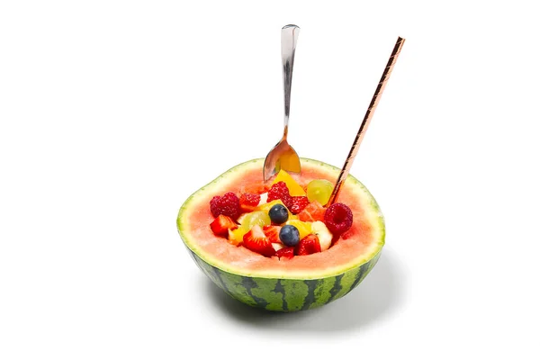 Wassermelone gefüllt mit frischem Obstsalat. isoliert auf weißem Hintergrund — Stockfoto