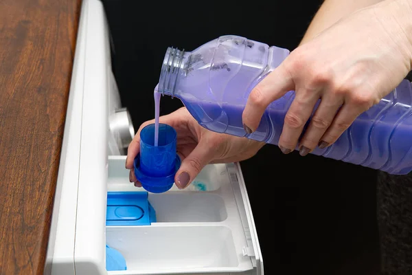 Çamaşır tozu ve sıvı için konteynır. Çamaşır makinesi ve deterjan için durulama sıvısı. — Stok fotoğraf