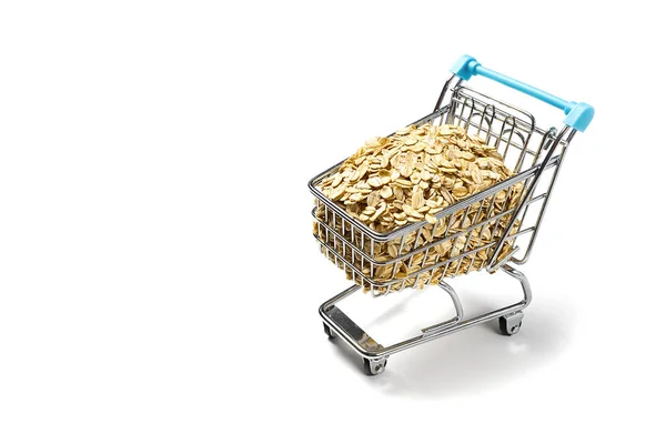 Winkelwagen vol havervlokken. supermarkt trolley met gouden haver vlokken op witte achtergrond. Gezond voedsel. — Stockfoto