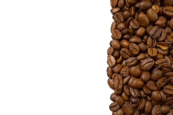 Textura de granos de café. Fondo de granos de café tostados. cerrar Granos de café con espacio de copia sobre fondo blanco — Foto de Stock