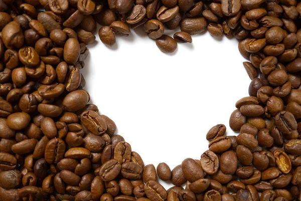 Beyaz arka planda izole kahve çekirdeklerinin kalp çerçevesi arka plan veya doku olarak kullanılabilir. Kahve konseptine bayılırım..