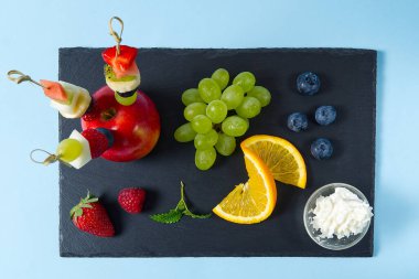 Karanlık taş arka planda taze sitruslar. Portakal ve limon. Kopyalama alanı olan üst görünüm