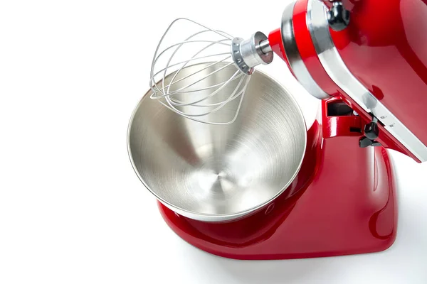 Stylový červený kuchyňský mixér se zastřihovací dráhou izolovaný na bílém pozadí. Profesionální ocelový elektrický mixér s kovovou whisky — Stock fotografie
