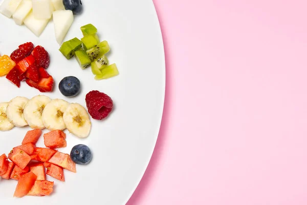 Verse Fruitsalade Wit Bord Gemengde Vruchten Witte Plaat Gezond Voedsel — Stockfoto