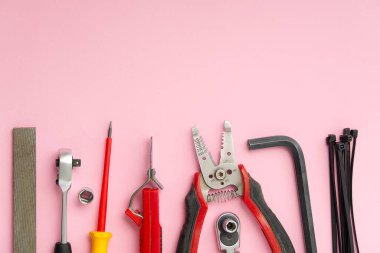Ev bakımı, servis, diy konsepti. Ahşap, metal ve diğer inşaat işleri için aletler. DIY araçlarının üst görünümü. Ev tamiri. pembe arkaplanda.