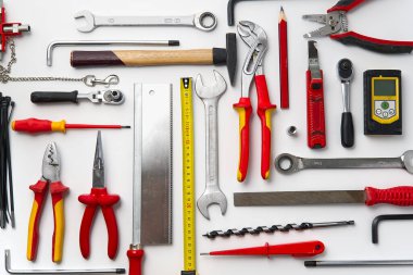 Ev bakımı, servis, diy konsepti. Ahşap, metal ve diğer inşaat işleri için aletler. DIY araçlarının üst görünümü. Ev tamiri. beyaz arkaplan.