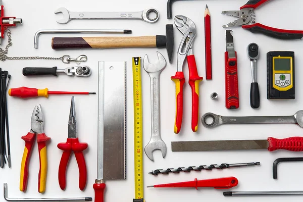 Ev bakımı, servis, diy konsepti. Ahşap, metal ve diğer inşaat işleri için aletler. DIY araçlarının üst görünümü. Ev tamiri. beyaz arkaplan.