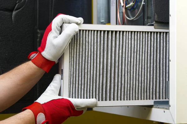 Vervanging van het filter in het centrale ventilatiesysteem. Vervanging Dirty Air filter voor huis centrale airconditioning systeem. Wissel filter in roterende warmtewisselaar recuperator. — Stockfoto