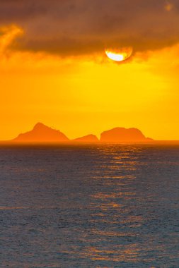 Rio de Janeiro 'daki Arpoador plajında gün batımı