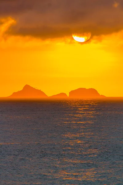 Rio de Janeiro 'daki Arpoador plajında gün batımı