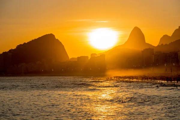 里约热内卢科卡巴那柠檬海滩的落日 — 图库照片