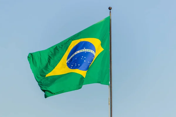 Bandeira brasileira voando com fundo azul céu — Fotografia de Stock