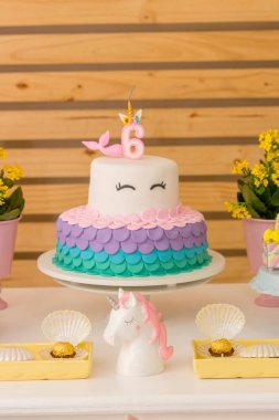 Brezilya 'da yaygın olarak kullanılan bir tema olan tek boynuzlu at temalı doğum günü pastası.